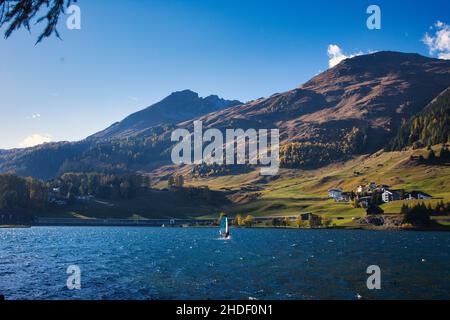 Davosersee mit Sonne und blauem Himmel am schönen Herbsttag, perfekter Tag zum Wandern Stockfoto