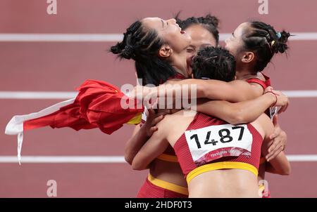 (220106) -- PEKING, 6. Januar 2022 (Xinhua) -- Team China feiert nach dem 4x100-m-Finale der Frauen bei den Olympischen Spielen 2020 in Tokio, Japan, 6. August 2021. (Xinhua/Li Gang) Stockfoto