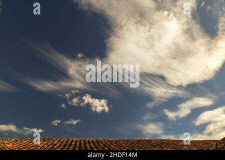 Eine Vielzahl von Wolken über einem spanischen Ziegeldach in der Kolonialstadt Villa de Leyva im östlichen Andengebiet Zentralkolumbias. Stockfoto