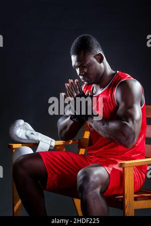 Afroamerikanischer Boxer, der sich vor seinem Spiel konzentriert. Stockfoto