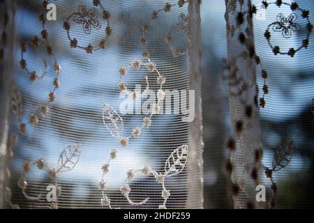 Gemusterter Vorhang am Fenster Stockfoto