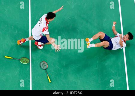 (220106) -- PEKING, 6. Januar 2022 (Xinhua) -- Wang Yilyu (L)/Huang Dongping aus China feiern nach dem Gewinn des Endspiels im Badminton-Mixed-Doppel gegen ihre Teamkollegen Zheng Siwei/Huang Yaqiong bei den Olympischen Spielen 2020 in Tokio, Japan, 30. Juli 2021. (Xinhua/Chen Yichen) Stockfoto