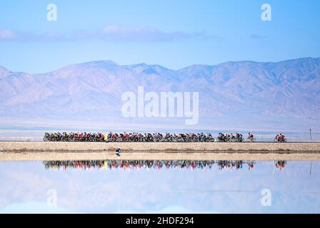 (220106) -- PEKING, 6. Januar 2022 (Xinhua) -- die Teilnehmer fahren während der siebten Etappe der Tour of Qinghai Lake Radrennen 20th im Nordwesten Chinas, 17. Juli 2021. (Xinhua/Zhang Long) Stockfoto