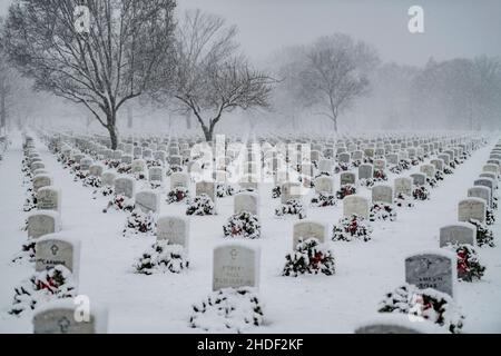 Das Jahr. 3rd Januar 2022. Schnee fällt in Abschnitt 60 des Nationalfriedhofs von Arlington, in Arlington, Virginia, 3. Januar 2022. Dies war der erste Schnee des Jahres. Abschnitt 60 ist die letzte Ruhestätte für Veteranen der Kriege in Afghanistan und im Irak. Pflichtkredit: Elizabeth Fraser/US Army via CNP/dpa/Alamy Live News Stockfoto