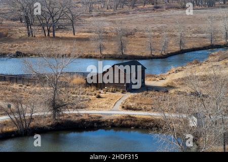 Landschaftlich schöner Blick auf eine alte Holzscheune im Wald Stockfoto