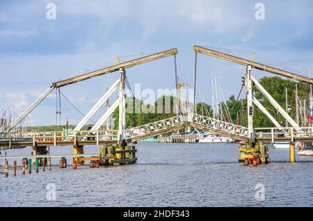 Malerischer Blick auf die alte Wieck-Holzbascule-Brücke über den Ryck, den Stadthafen Greifswald-Wieck, die Hansestadt Greifswald, Deutschland. Stockfoto