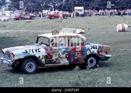 UK Banger Racing mit einem farbenfrohen Humber Hawk mit bemalten Blumen und dem Namen Steve 562 Stockfoto