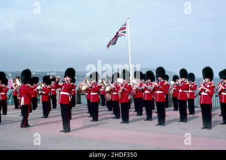 Band der Schotten Wache spielt mit Union Jack fliegen gegen einen blauen Himmel. Militärband spielt Konzept Stockfoto