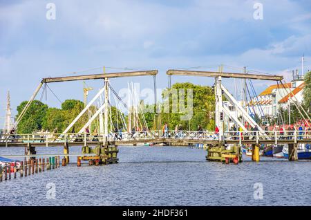 Malerischer Blick auf die alte Wieck-Holzbascule-Brücke über den Ryck, den Stadthafen Greifswald-Wieck, die Hansestadt Greifswald, Deutschland. Stockfoto