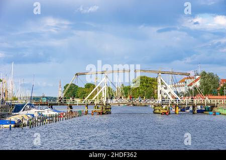 Malerischer Blick auf die alte Wieck-Holzbascule-Brücke über den Ryck, den Stadthafen Greifswald-Wieck, die Hansestadt Greifswald, Deutschland. Stockfoto