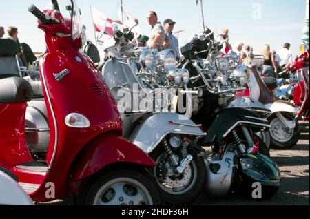 Die kultigen Vespa-Roller parkten am Strand von Brighton für ein Wochenende. Stockfoto