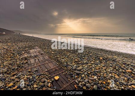 Die Promenade über den Kiesstrand von Newgale Samds im Winter, Pembrokeshire Coast National Park, South Wales Stockfoto