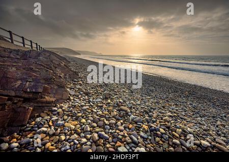 Der Kiesstrand von Newgale Sands bei Flut im Winter, Pembrokeshire Coast National Park, South Wales Stockfoto