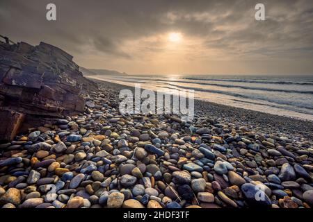 Der Kiesstrand von Newgale Sands bei Flut im Winter, Pembrokeshire Coast National Park, South Wales Stockfoto