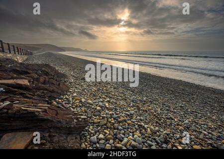 Der Kiesstrand von Newgale Sands bei Flut im Winter, Pembrokeshire Coast National Park, South Wales Stockfoto