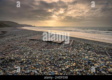 Die Promenade über den Kiesstrand von Newgale Samds im Winter, Pembrokeshire Coast National Park, South Wales Stockfoto