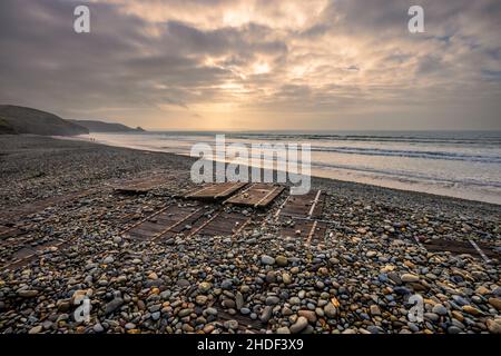 Die Promenade über den Kiesstrand von Newgale Samds im Winter, Pembrokeshire Coast National Park, South Wales Stockfoto