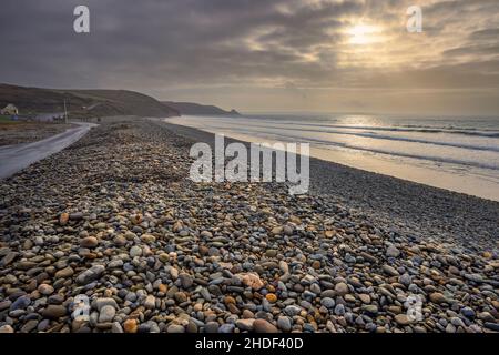 Der Kiesstrand von Newgale Sands bei Flut im Winter, Pembrokeshire Coast National Park, South Wales Stockfoto