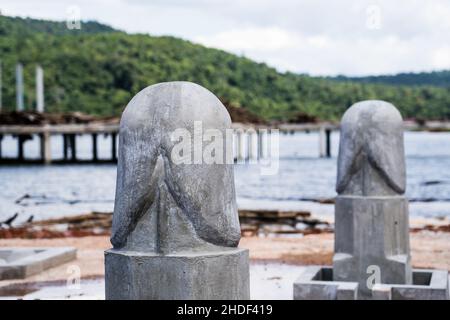 Nahaufnahme von alten Statuen am Meer an einem sonnigen Tag Stockfoto