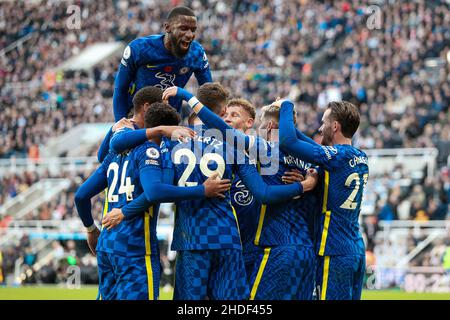 Reece James von Chelsea wird nach einem Tor gratuliert, um es 1-0 zu schaffen - Newcastle United gegen Chelsea, Premier League, St James' Park, Newcastle upon Tyne, Großbritannien - 30th. Oktober 2021 nur zur redaktionellen Verwendung - es gelten DataCo-Einschränkungen Stockfoto