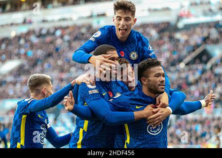 Reece James von Chelsea wird nach einem Tor gratuliert, um es 1-0 zu schaffen - Newcastle United gegen Chelsea, Premier League, St James' Park, Newcastle upon Tyne, Großbritannien - 30th. Oktober 2021 nur zur redaktionellen Verwendung - es gelten DataCo-Einschränkungen Stockfoto