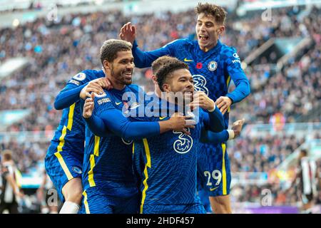 Reece James von Chelsea wird nach einem Tor gratuliert, um es 1-0 zu schaffen - Newcastle United gegen Chelsea, Premier League, St James' Park, Newcastle upon Tyne, Großbritannien - 30th. Oktober 2021 nur zur redaktionellen Verwendung - es gelten DataCo-Einschränkungen Stockfoto