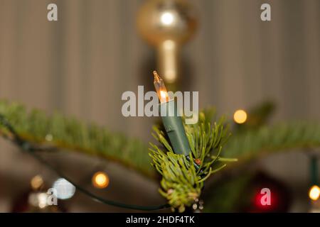 Liechtenstein, 24. Dezember 2021 Weihnachtsbaum mit elektrischen Lampen geschmückt Stockfoto