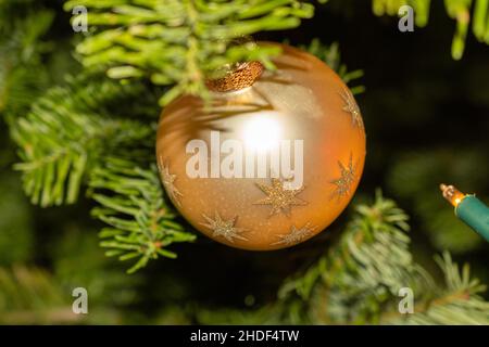 Liechtenstein, 24. Dezember 2021 Weihnachtsbaum mit vielen schönen Ornamenten geschmückt Stockfoto