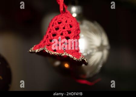 Liechtenstein, 24. Dezember 2021 Weihnachtsbaum mit vielen schönen Ornamenten geschmückt Stockfoto