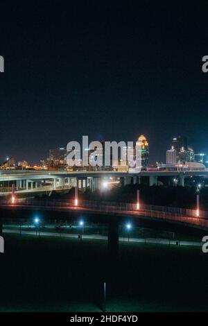 Schöne Aussicht auf eine Stadt bei Nacht, Brücke Licht hohe Gebäude unter einem schwarzen Himmel in der Nacht Stockfoto