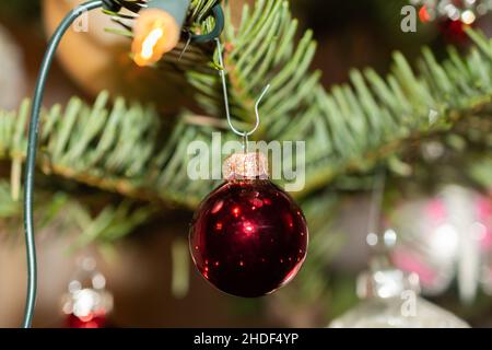 Liechtenstein, 24. Dezember 2021 Weihnachtsbaum mit vielen schönen Ornamenten geschmückt Stockfoto