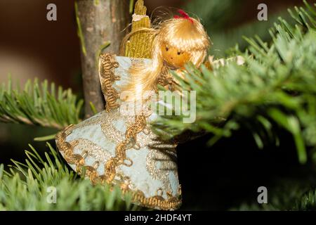 Liechtenstein, 24. Dezember 2021 Weihnachtsbaum geschmückt mit einer winzigen Engelsfigur Stockfoto