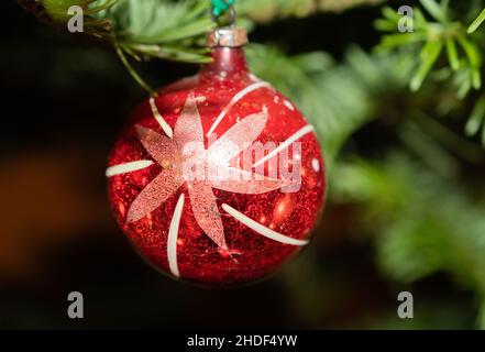 Liechtenstein, 24. Dezember 2021 Weihnachtsbaum mit vielen schönen Ornamenten geschmückt Stockfoto