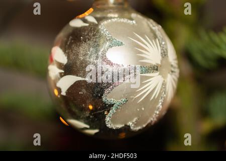 Liechtenstein, 24. Dezember 2021 Weihnachtsbaum mit vielen schönen Ornamenten geschmückt Stockfoto