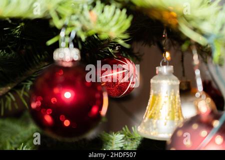 Liechtenstein, 24. Dezember 2021 Weihnachtsbaum mit vielen schönen Ornamenten geschmückt Stockfoto