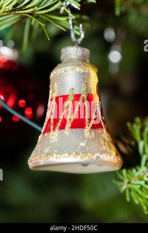 Liechtenstein, 24. Dezember 2021 Weihnachtsbaum mit vielen schönen Ornamenten geschmückt Stockfoto