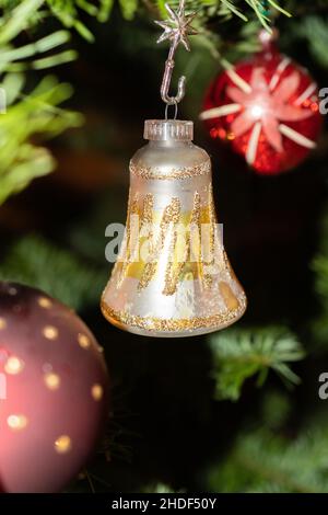 Liechtenstein, 24. Dezember 2021 Weihnachtsbaum mit vielen schönen Ornamenten geschmückt Stockfoto