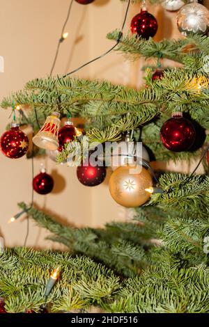 Liechtenstein, 24. Dezember 2021 Weihnachtsbaum mit vielen schönen Ornamenten geschmückt Stockfoto