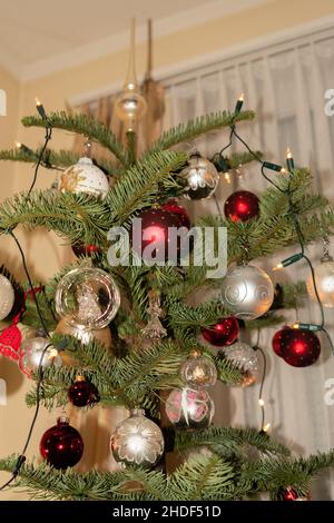 Liechtenstein, 24. Dezember 2021 Weihnachtsbaum mit vielen schönen Ornamenten geschmückt Stockfoto