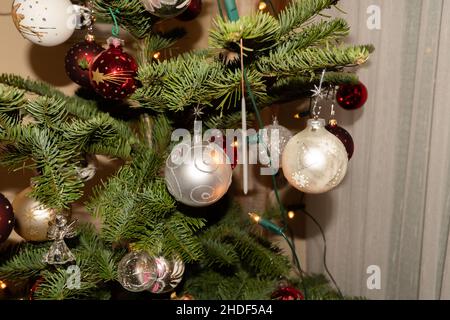 Liechtenstein, 24. Dezember 2021 Weihnachtsbaum mit vielen schönen Ornamenten geschmückt Stockfoto