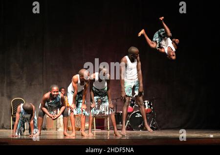 (220106) -- PEKING, 6. Januar 2022 (Xinhua) -- Künstler treten während der "acrobat and Dance" Show auf, die vom Kenya Cultural Center in Nairobi, Kenia, am 27. Oktober 2021 organisiert wurde. (Xinhua/Dong Jianghui) Stockfoto