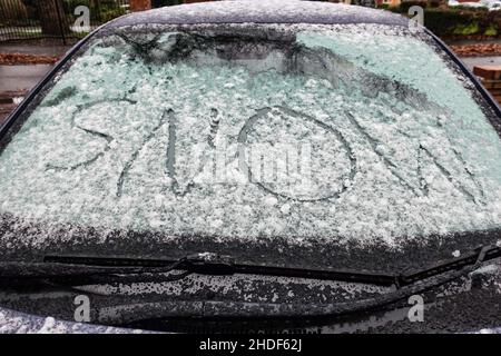 Birmingham, Großbritannien. Januar 2022. Das Wort SCHNEE steht auf einer Windschutzscheibe in Birmingham, England, die von einem kurzen Schneeschub getroffen wurde, da die Temperaturen im Land weiter sinken. PIC by Credit: Stop Press Media/Alamy Live News Stockfoto