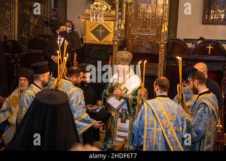 6. Januar 2022: ISTANBUL, TÜRKEI - 06. Januar 2022: Der griechisch-orthodoxe Ökumenische Patriarch Bartholomaios I. von Konstantinopel hält die Epiphanie-Messe im Rahmen der Feierlichkeiten zum Epiphanie-Tag in der Kirche des orthodoxen Patriarchats von Fener. Epiphanie, im Osten auch als Theophanie bekannt, ist ein christlicher Festtag, der die Offenbarung Gottes feiert, der als Jesus Christus inkarniert ist. (Bild: © Tolga Ildun/ZUMA Press Wire) Stockfoto