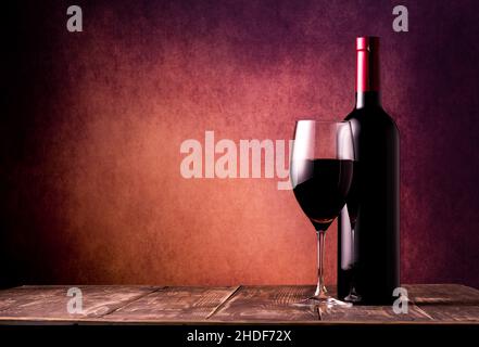 Weinglas, Weinflasche, Rotwein, Glasware, Weinflaschen, Rotweine Stockfoto