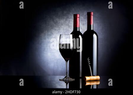 Rotwein, Rotweinglas, Rotweinflasche, Rotweine, Rotweinflaschen Stockfoto