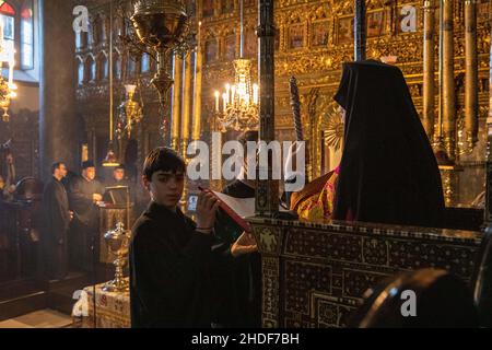 Der griechisch-orthodoxe Ökumenische Patriarch Bartholomaios I. von Konstantinopel hält die Epiphanie-Messe im Rahmen der Feierlichkeiten zum Epiphanie-Tag in der Kirche. Stockfoto