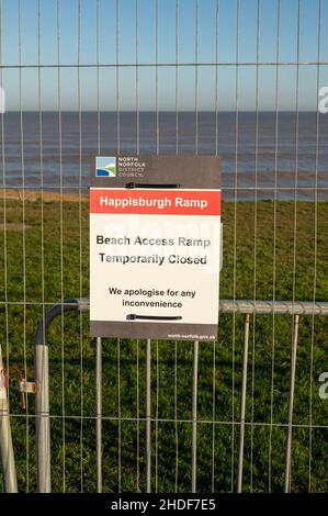 Happisburgh Beach ist wegen eines eingestürzten Gehwegs mit Metallzäunen an den Klippen geschlossen Stockfoto