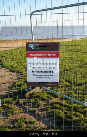 Happisburgh Beach ist wegen eines eingestürzten Gehwegs mit Metallzäunen an den Klippen geschlossen Stockfoto