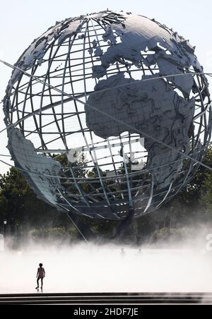 Peking, USA. 13th August 2021. Im Nebelgarten nahe der Unisphere im Flushing Meadows Corona Park in New York, USA, kühlen sich die Menschen ab, 13. August 2021. Quelle: Wang Ying/Xinhua/Alamy Live News Stockfoto