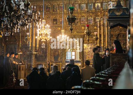 Der griechisch-orthodoxe Ökumenische Patriarch Bartholomaios I. von Konstantinopel hält die Epiphanie-Messe im Rahmen der Feierlichkeiten zum Epiphanie-Tag in der Kirche. Stockfoto